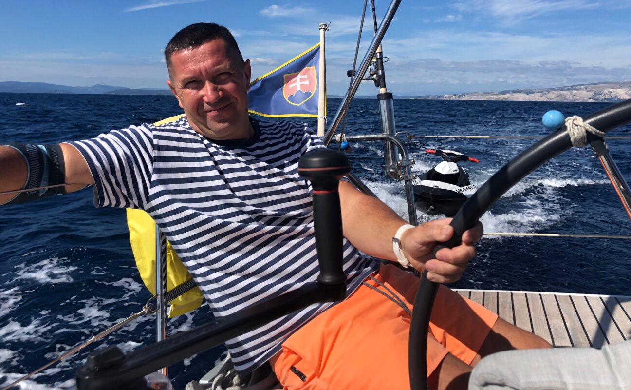 Skipper Henrich Ševčík na své lodi Oceanis 40