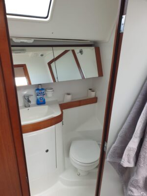 Toaleta na lodi Beneteau Oceanis 40