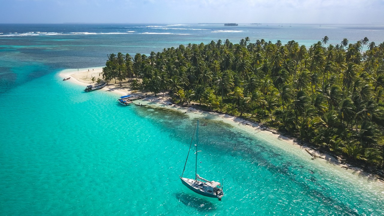 monohull plachetnice na kotvě v karibském moři