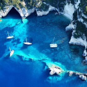 Plachetnice a katamarány v Karibiku