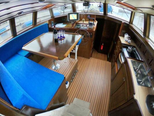 Loď Reinke 15M - deck saloon