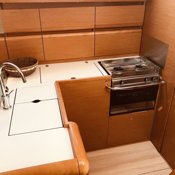 Jeanneau Sun Odyssey 449 - winx - dřez a sporák