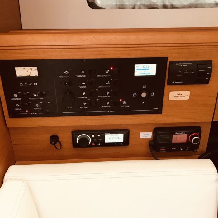 Jeanneau Sun Odyssey 449 - winx - kapitánský stolek