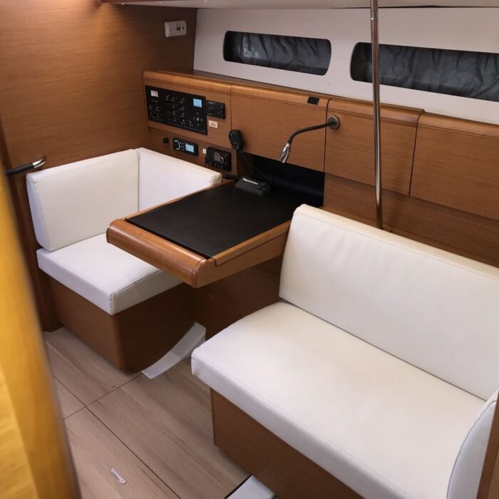 Jeanneau Sun Odyssey 449 - winx - navigacni stolek