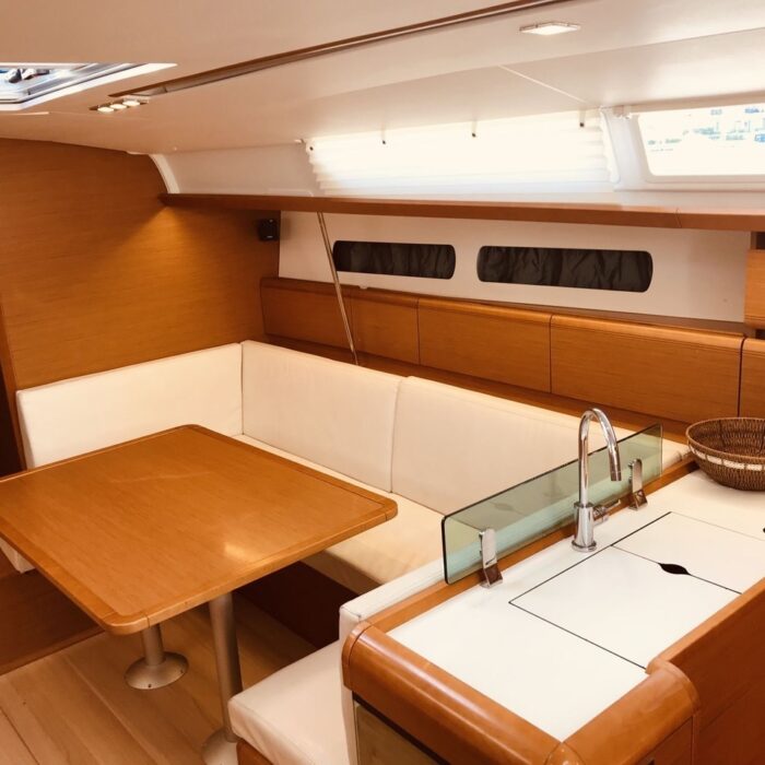 Jeanneau Sun Odyssey 449 - winx - vnitřní sezení