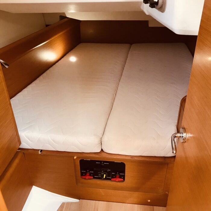Jeanneau Sun Odyssey 449 - winx - zadní kajuta s pojistkami
