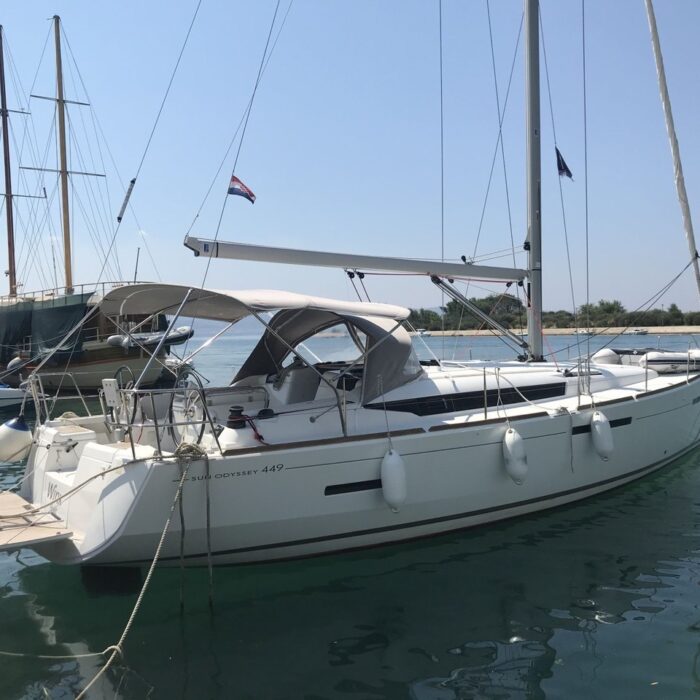 Jeanneau Sun Odyssey 449 - winx - zakotvená loď