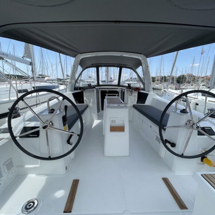 Beneteau Oceanis 38.1 - kokpit