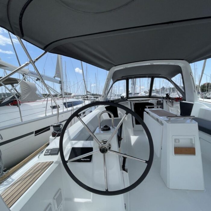 Beneteau Oceanis 38.1 - kormidelní kolo
