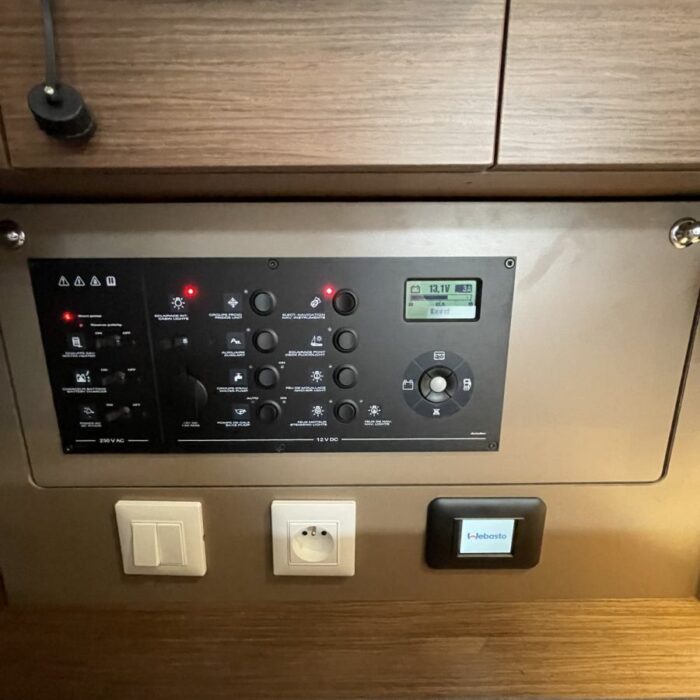 Beneteau Oceanis 38.1 - panel s vypínači