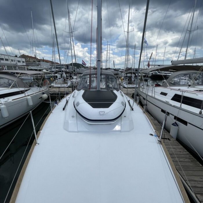 Beneteau Oceanis 38.1 - příď lodi