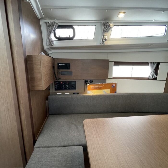 Beneteau Oceanis 38.1 - salon