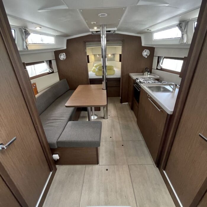 Beneteau Oceanis 38.1 - uvnitř