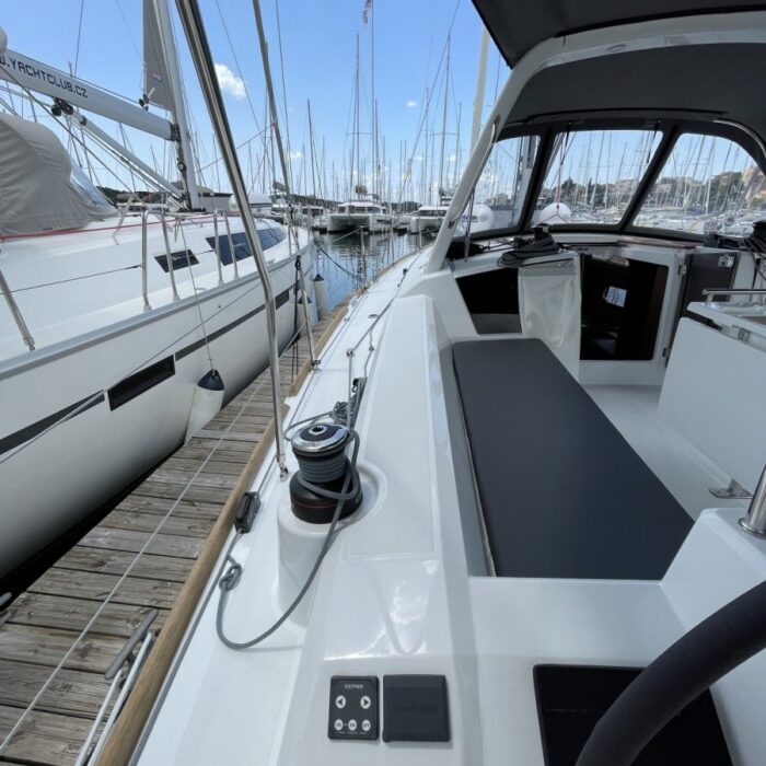 Beneteau Oceanis 38.1 - za kormidlem