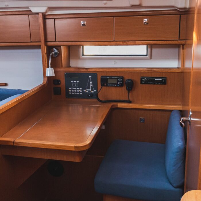 Bavaria 41 Cruiser - kapitánský stolek