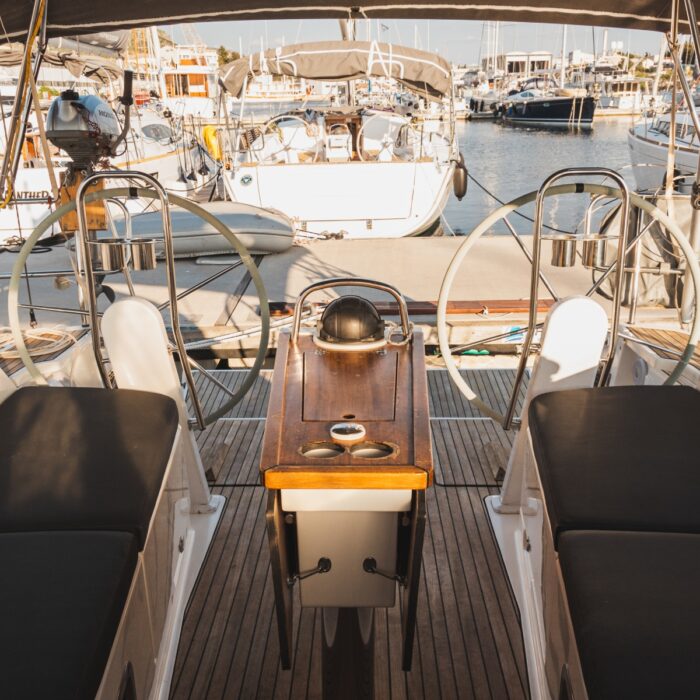 Bavaria 41 Cruiser - kokpit s kormidly