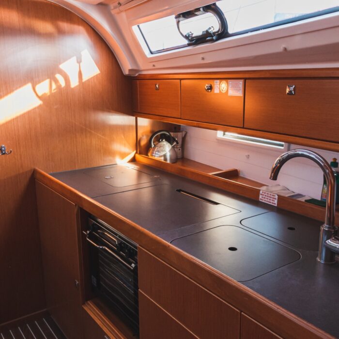 Bavaria 41 Cruiser - kuchyňská linka