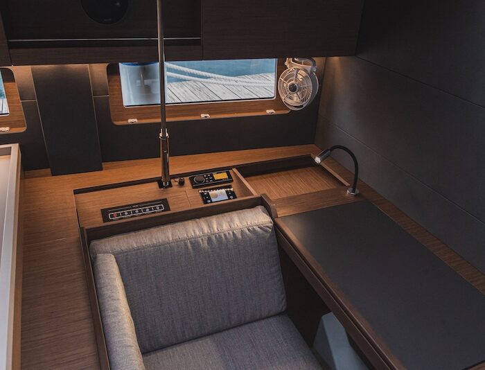 Beneteau Oceanis 51.1 - kapitánský stolek