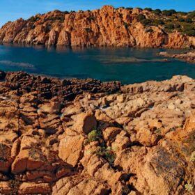 Červené skály u Isola Rossa, Sardinie