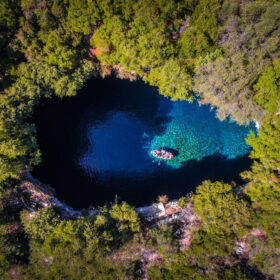 pohled shora do jezera u jeskyně Melissani, Kefalonia, Řecko