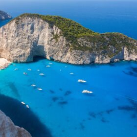 Pohled z útesů na pláž Navagio na ostrově Zakynthos, Řecko