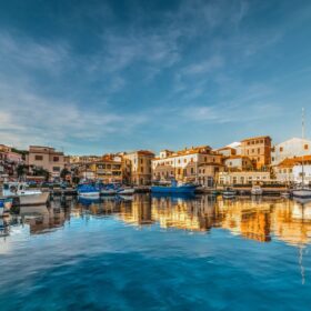 Přístav La Maddalena - Sardinie, Itálie