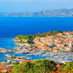 Panorama přístavu Olbia na Sardinii
