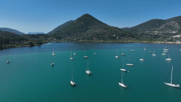 Kotvení lodi v Nidri Řecko