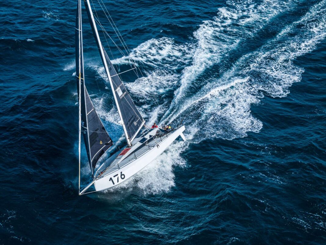 Loď Milana Koláčka na Rolex Fastnet Race 2025