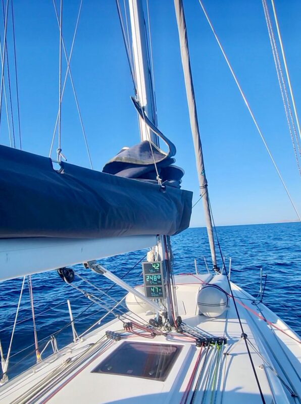 Plavba v Řecku na Beneteau First 36 - displeje na stěžni