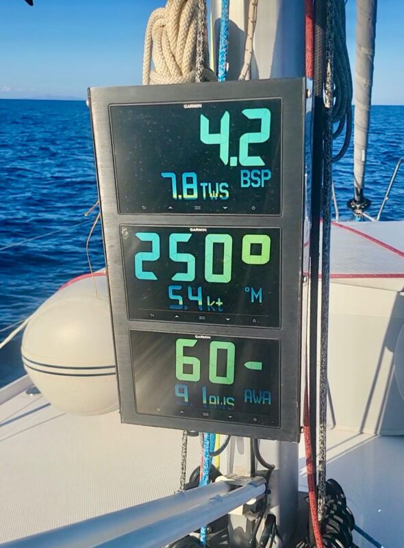 Plavba v Řecku na Beneteau First 36 - detail displejů na stěžni