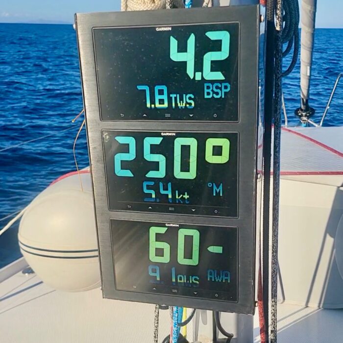 Plavba v Řecku na Beneteau First 36 - detail displejů na stěžni