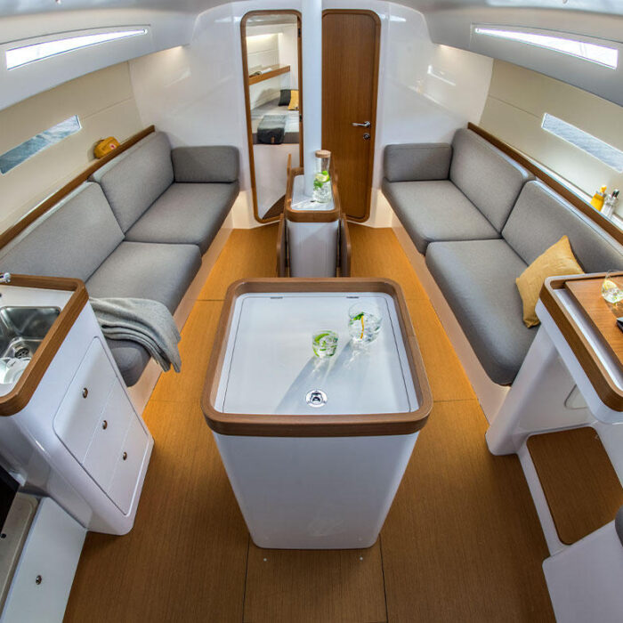 Beneteau First 36 - salon, pohled shora