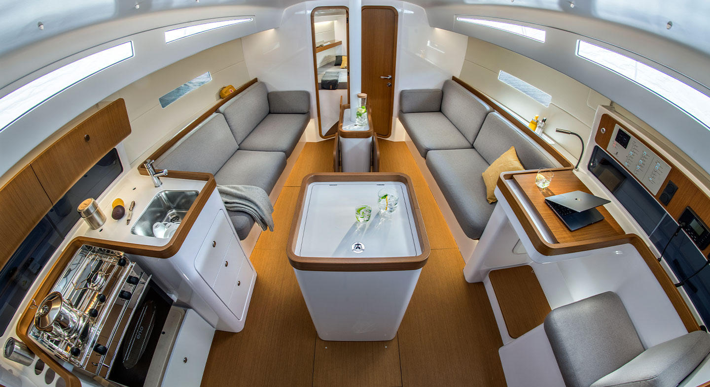 Beneteau First 36 - salon, pohled shora