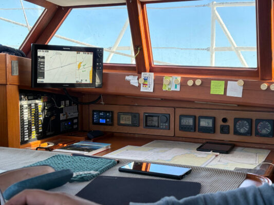 Navigační přístroj Raymarine na lodi Gomtuu