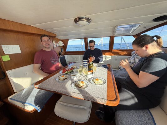 Pohodlný decksaloon na lodi Gomtuu