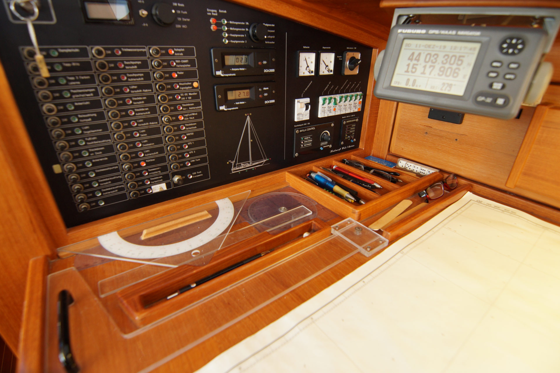 Pojistkový panel s elektronikou na lodi Gomtuu