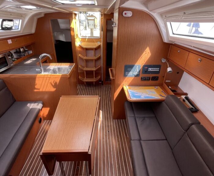Bavaria 37 Cruiser - interiér lodi