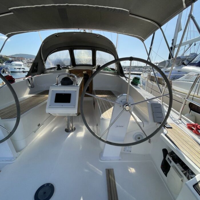 Bavaria 37 Cruiser - kokpit