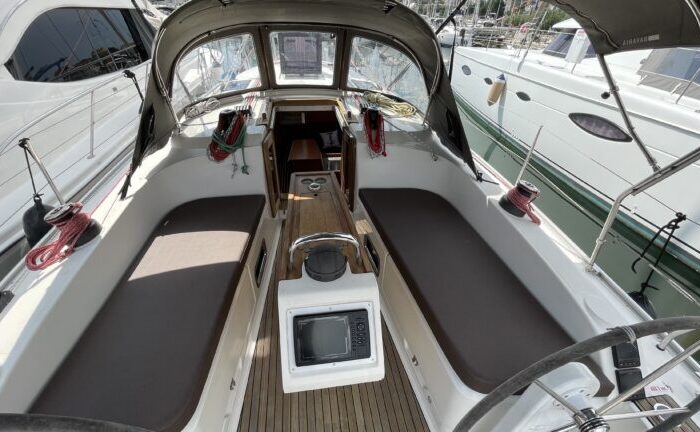 Bavaria 37 Cruiser - kokpit lodi