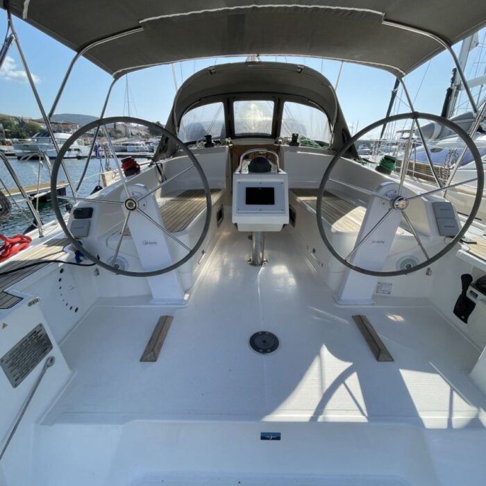 Bavaria 37 Cruiser - kormidelní kola
