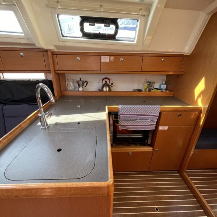 Bavaria 37 Cruiser - kuchyň