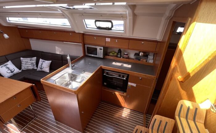 Bavaria 37 Cruiser - kuchyňka