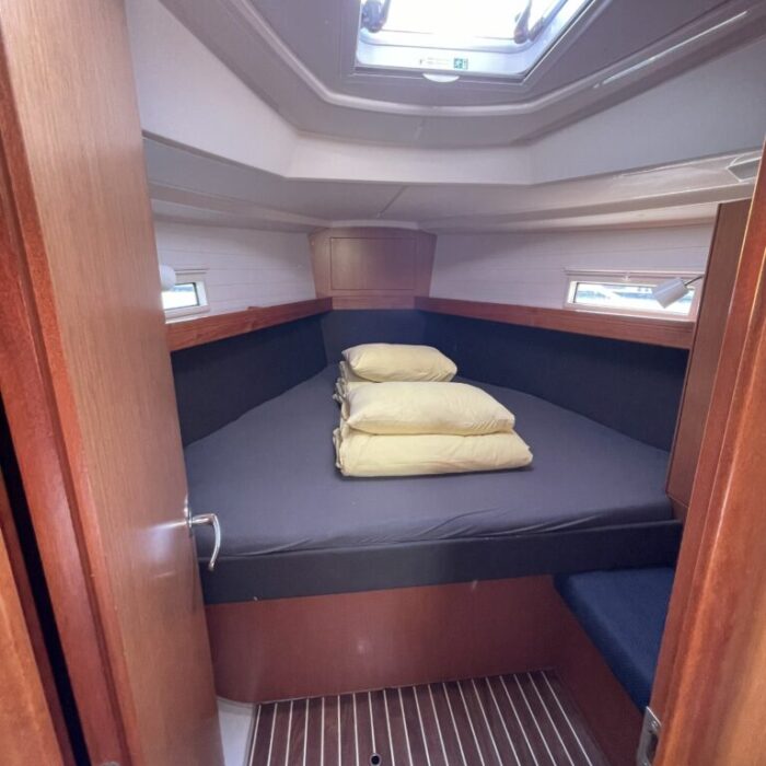 Bavaria 37 Cruiser - přední kajuta