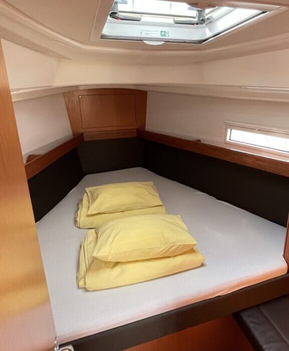Bavaria 37 Cruiser - přední kajuta lodi