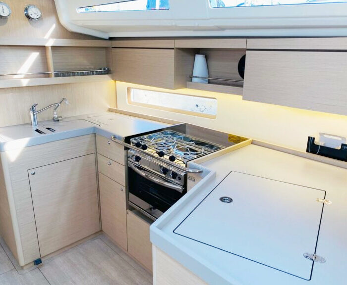 Beneteau Oceanis 40.1 - kuchyně