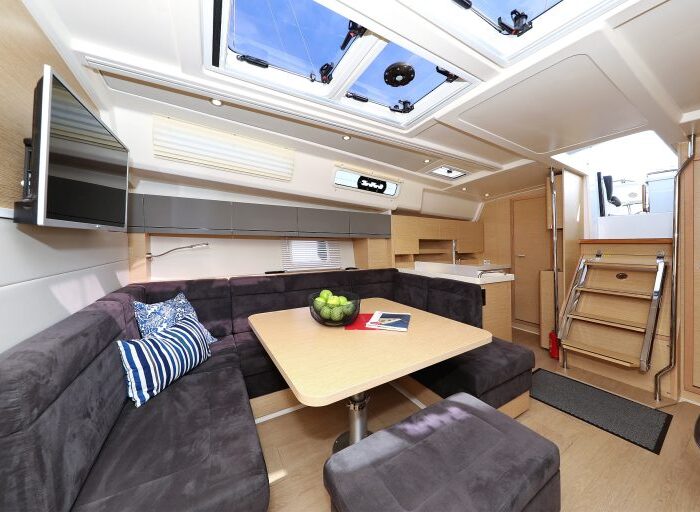 Hanse 458 - prostorný interiér