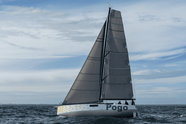 Loď Pogo 44 - bok lodi