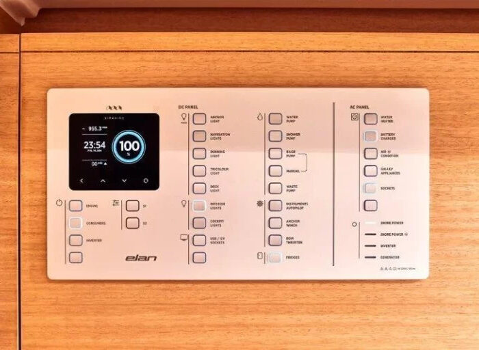 Plachetnice Elan 45.1 - pojistkový panel