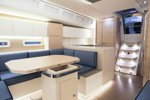 Plachetnice Italia Yachts 14.98 - prostorný salón